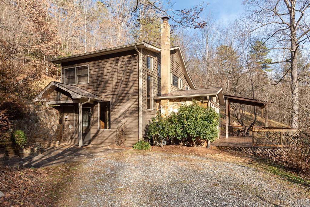 Photo of home for sale at 242 Jitterbug Lane, Cullowhee NC